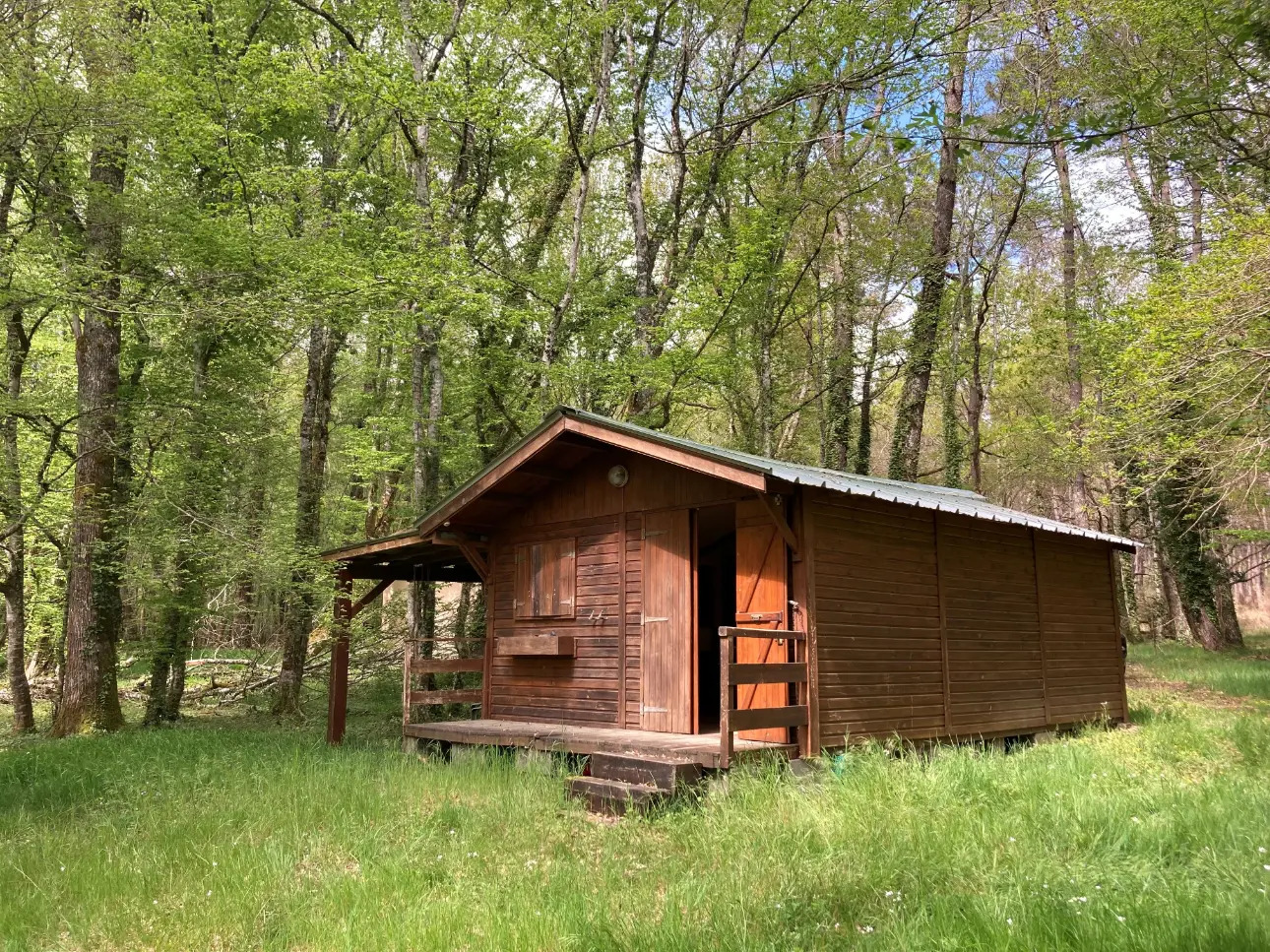 Photos 5 - Foncière - Propriété comprenant une forêt feuillue et résineuse de 40ha environ, un étang, un chalet en bois et un garage, en Dordogne