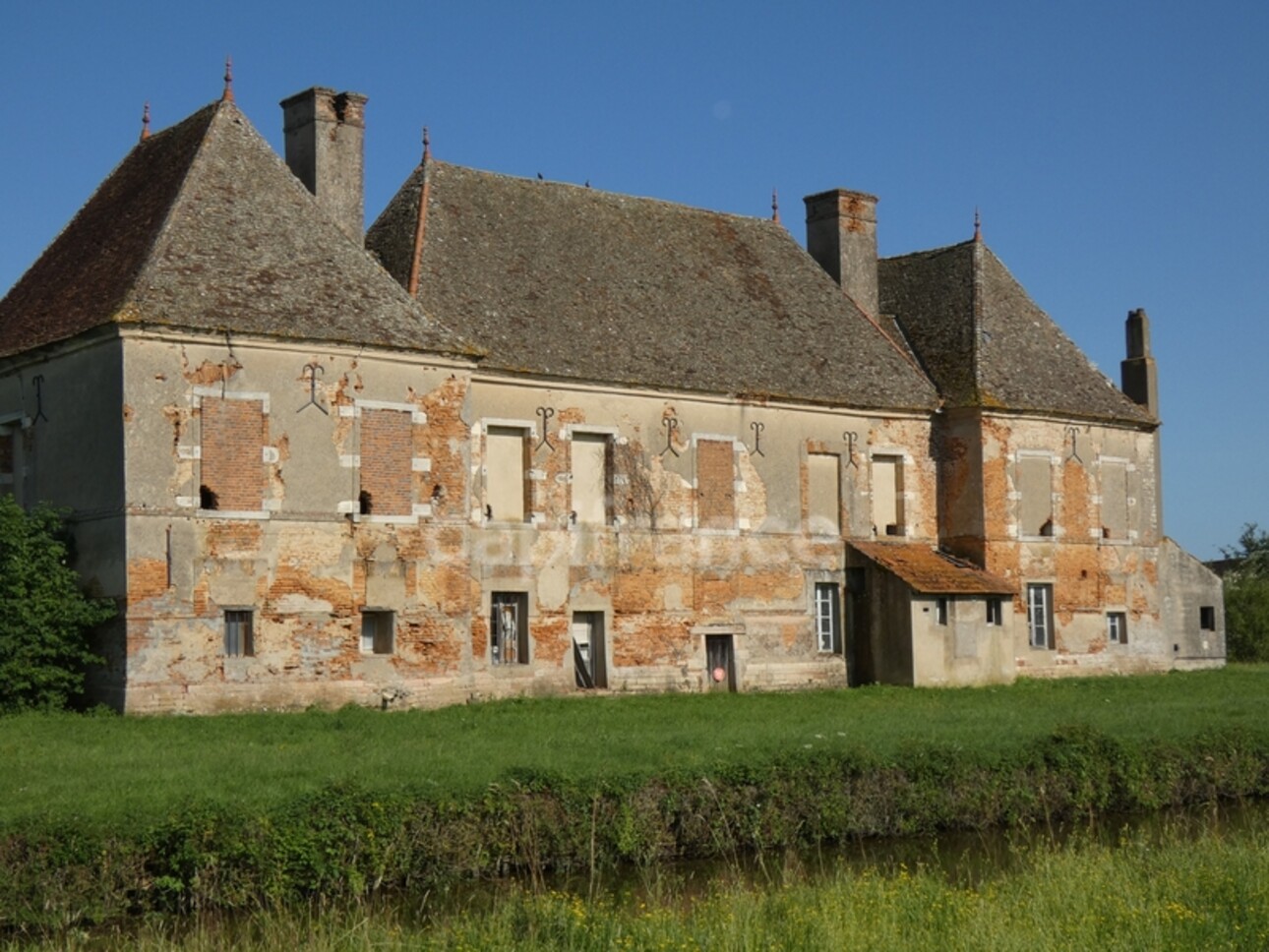 Photos 1 - Prestigious - 16th Century Chateau in the Heart of Burgundy to Restore - Ideal for Investors