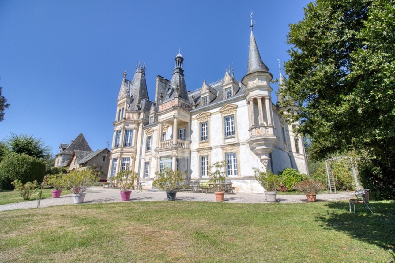 Photos 1 - Prestige - Château néo-renaissance 12 pièces, 6 chambres avec 3 gîtes indépendants - YDES (15)