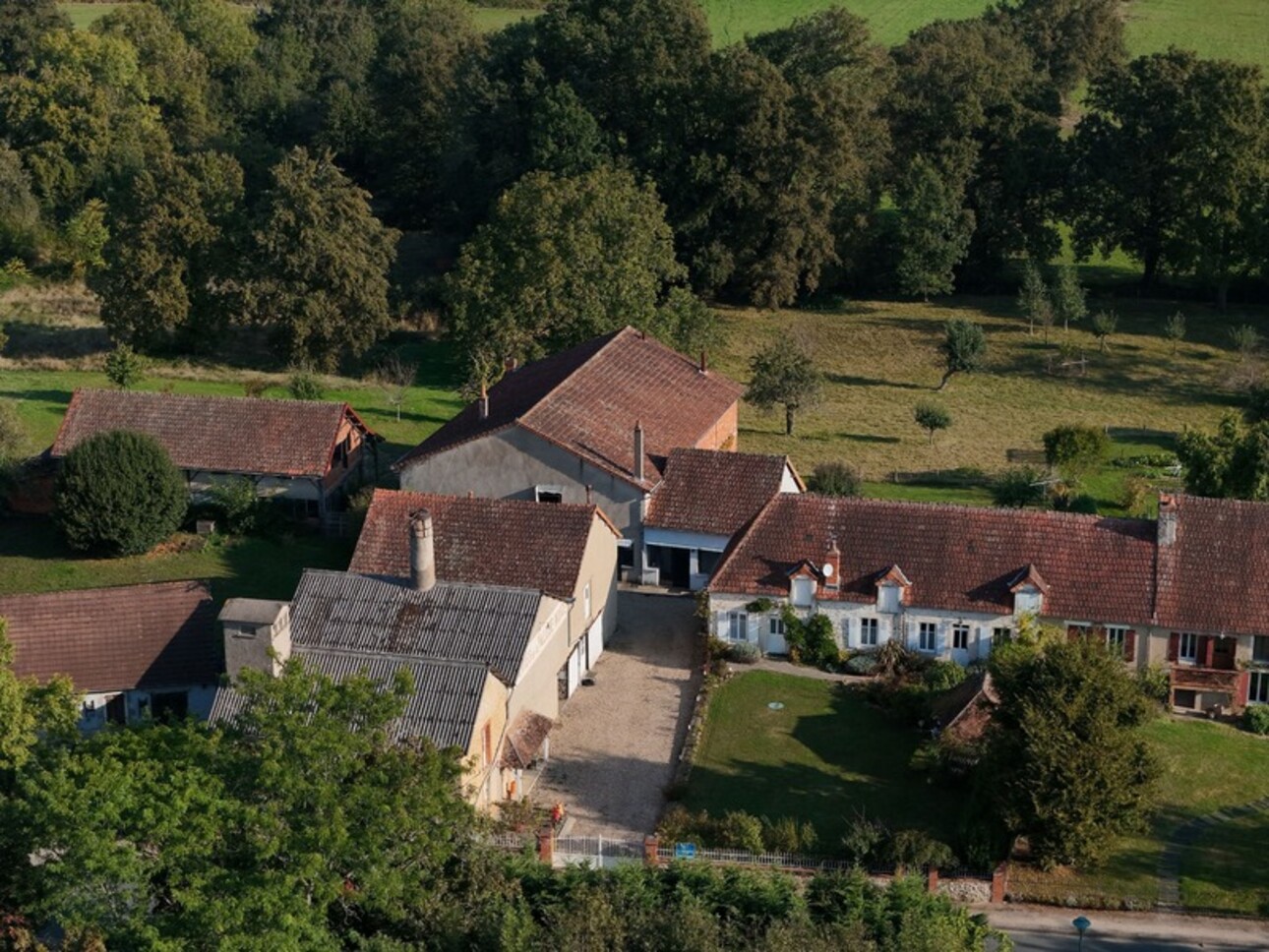 Photos 2 - Prestige - Dpt Indre (36), à vendre proche de LA CHATRE propriété de 154 m² et plus de 900 m2 de dépendances -  Piscine - Terrain de 1,88 Ha