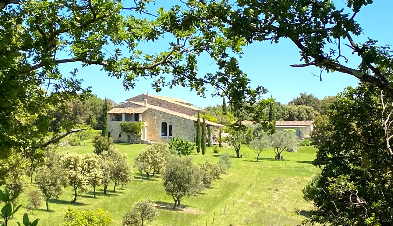 Photos 1 - Touristique - Et si le vrai luxe était le calme, l'espace et la beauté ..... Mas de prestige, sur 4,9 ha, autonomie énergétique....