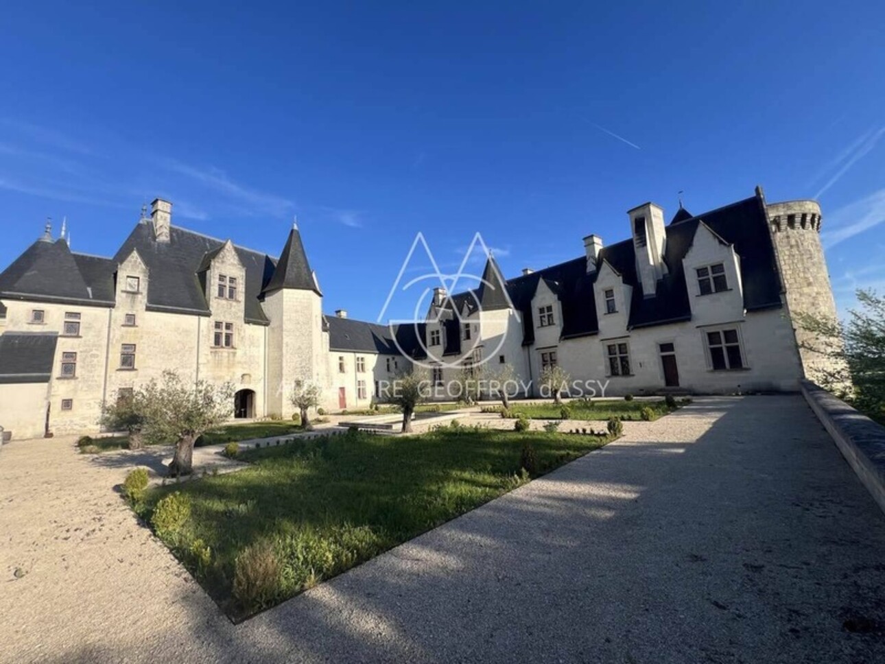 Photos 1 - Prestige - Château millénaire 16 pièces surplombant un village sur un parc de 15 ha