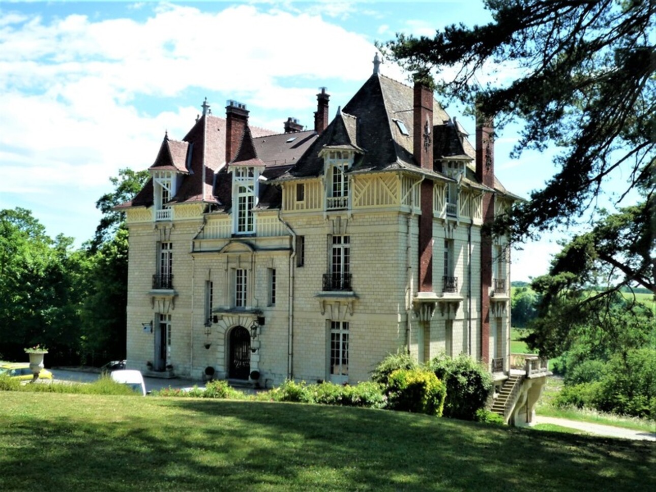 Photos 3 - Prestige - Dpt Seine et Marne (77),  CROUY SUR OURCQ à vendre,  propriété composée d'un château et de deux grands bâtiments de réception sur 27 hectares