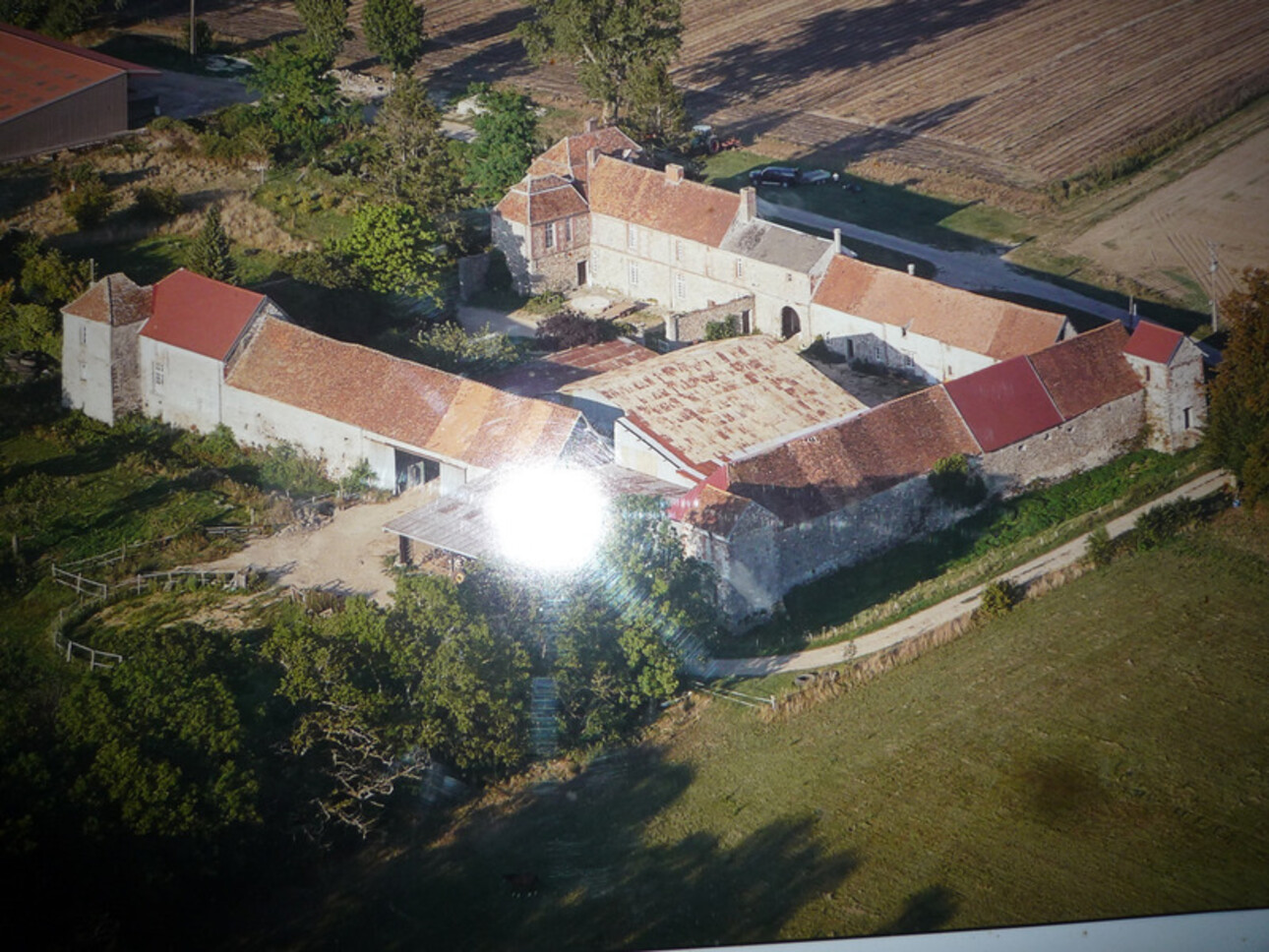 Photos 1 - Touristique - SAINT EUGENE (02) à vendre superbe corps de ferme, entouré de douves, datant de la fin du XV siecle