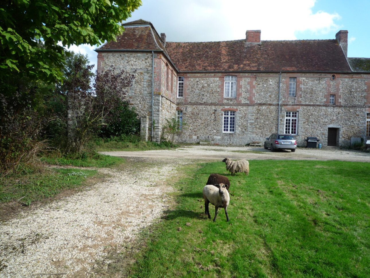 Photos 2 - Touristique - SAINT EUGENE (02) à vendre superbe corps de ferme, entouré de douves, datant de la fin du XV siecle