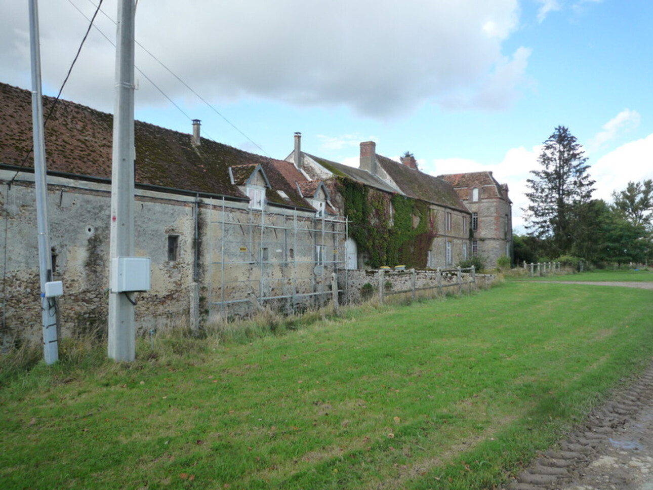 Photos 4 - Touristique - SAINT EUGENE (02) à vendre superbe corps de ferme, entouré de douves, datant de la fin du XV siecle