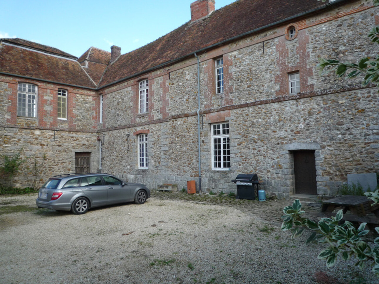 Photos 7 - Touristique - SAINT EUGENE (02) à vendre superbe corps de ferme, entouré de douves, datant de la fin du XV siecle