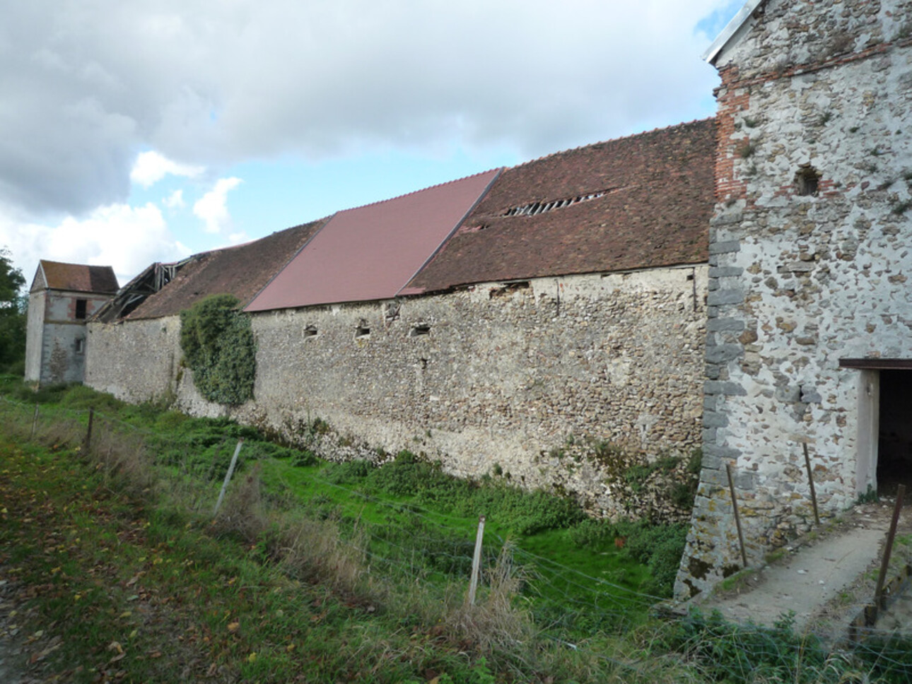 Photos 10 - Tourist - SAINT EUGENE (02) à vendre superbe corps de ferme, entouré de douves, datant de la fin du XV siecle