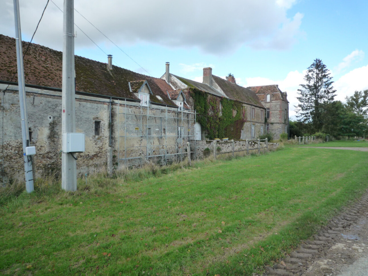 Photos 11 - Tourist - SAINT EUGENE (02) à vendre superbe corps de ferme, entouré de douves, datant de la fin du XV siecle