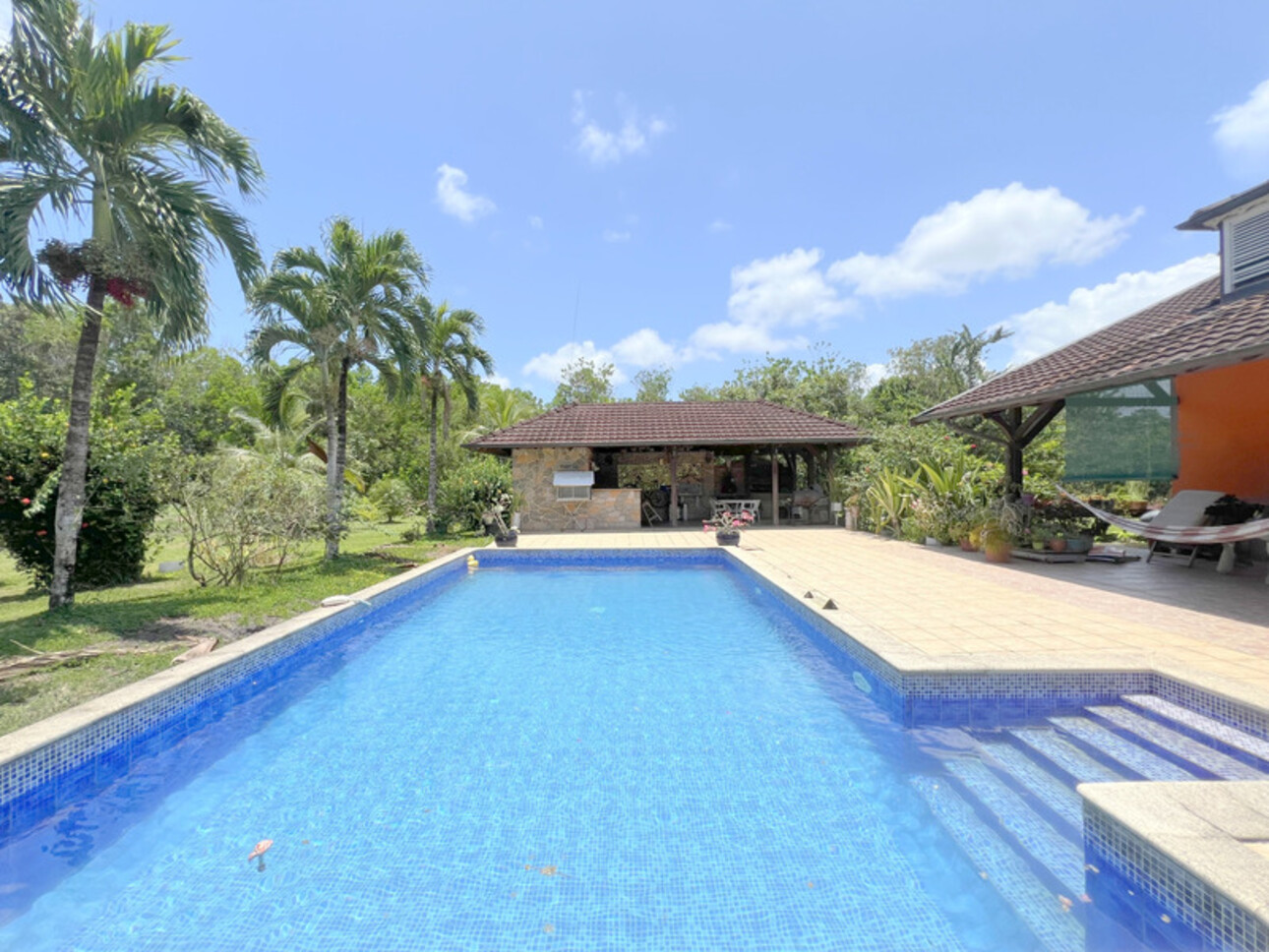 Photos 4 - Prestige - A VENDRE A KOUROU (GUYANE FRANCAISE) UNE SPLENDIDE PROPRIETE - VILLA T4 DE 120 m² - POOL HOUSE - CARBET SUR PILOTIS - SUPERFICIE TERRAIN 2 HECTARES - AU PRIX DE 678 000 €