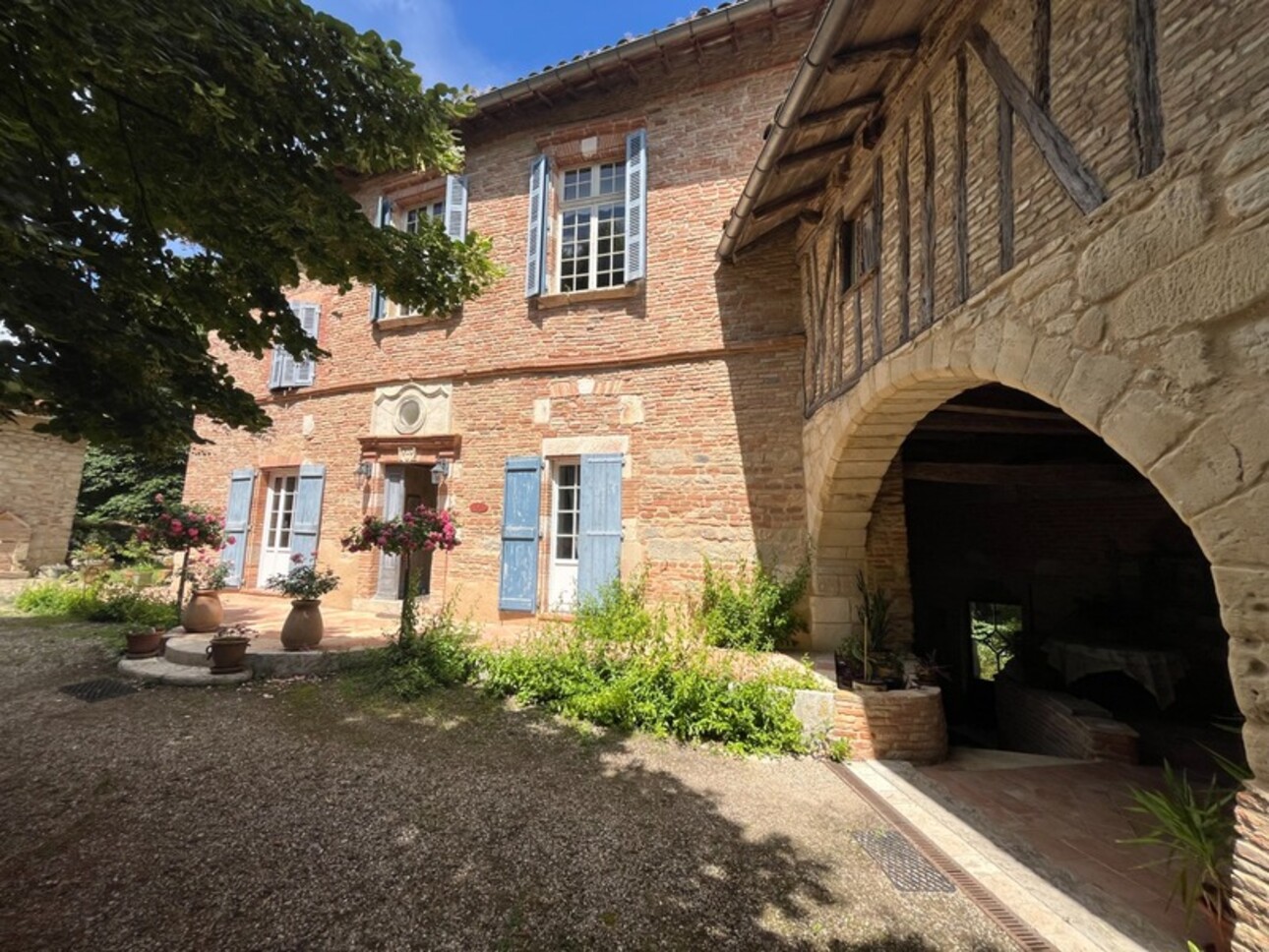 Photos 1 - Prestige - TOULOUSE 1h, ANCIENNE DEMEURE SEIGNEURIALE dominante et gîte,dépendance, caves sur 7.000m2 et chemin de ronde