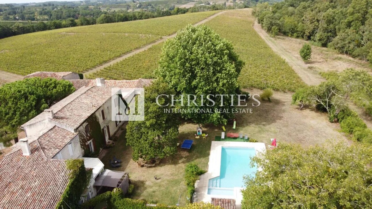 Photos 2 - Equestrian - Property with panoramic views, gîte, 10-ha organic vineyard. Great potential !