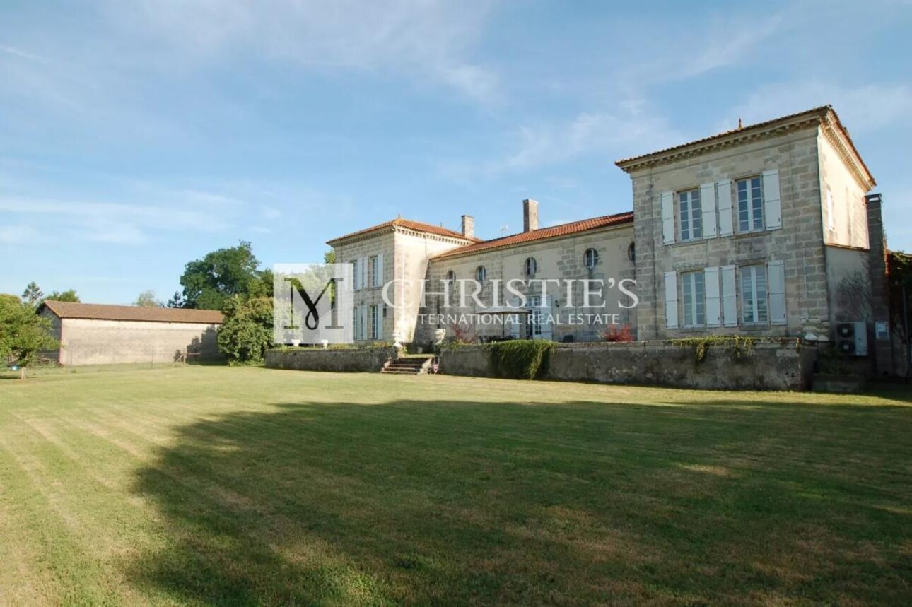 Photos 2 - Prestigious - For sale vineyard estate of 11 ha - Beautiful chartreuse for renovation