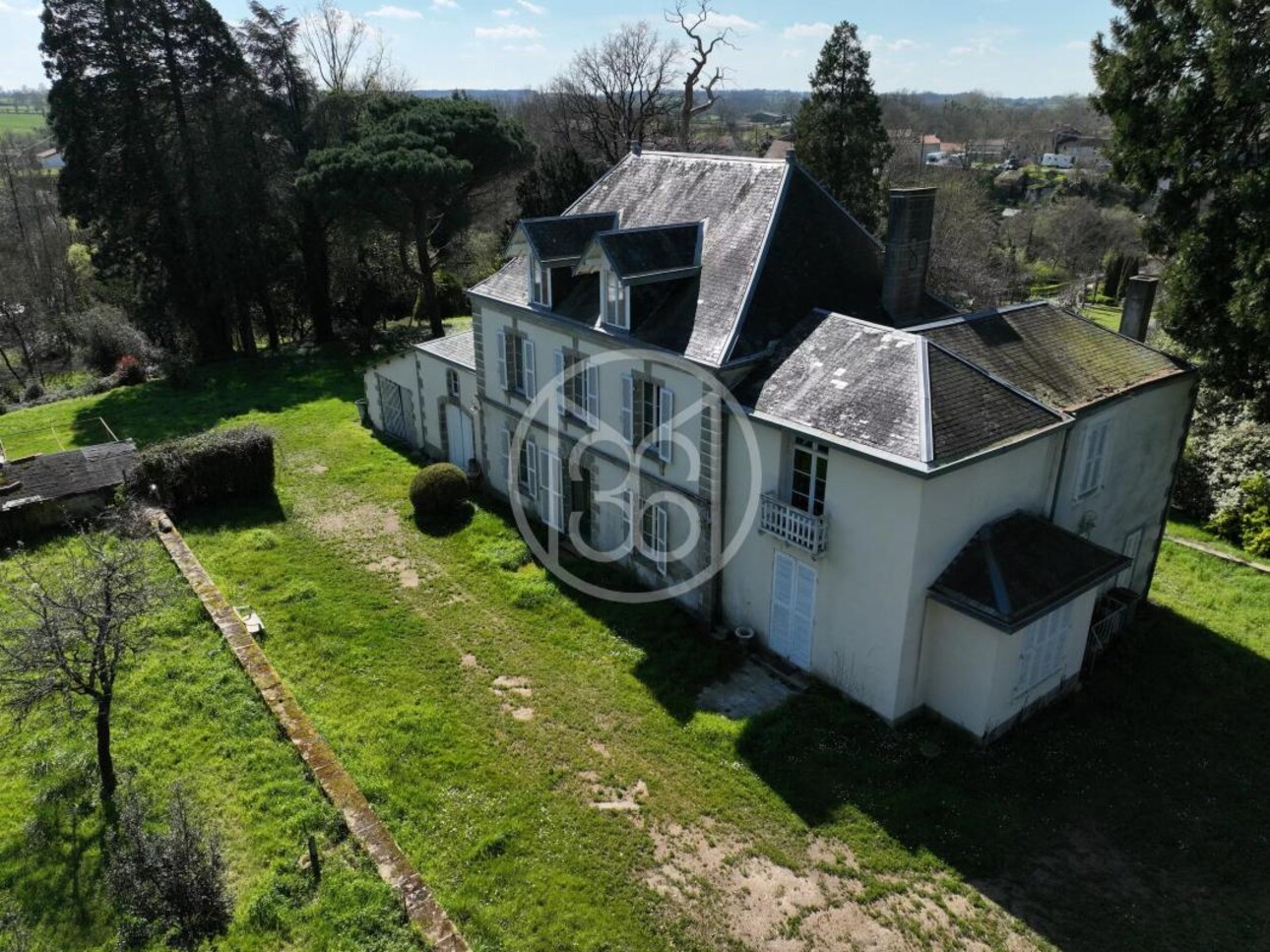 Photos 1 - Prestige - MAISON DE MAITRE de 274 M² sur 1,34 HA avec RIVIERE