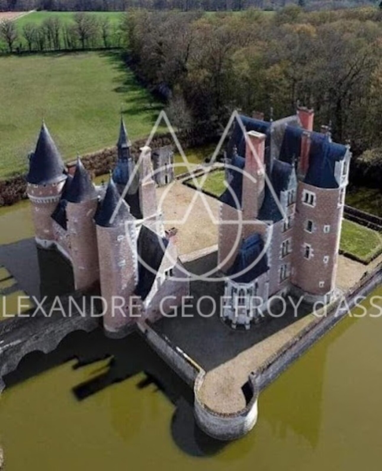 Photos 1 - Prestigious - Vente d'un magnifique château du 15eme (ISMH) en Sologne sur 40ha