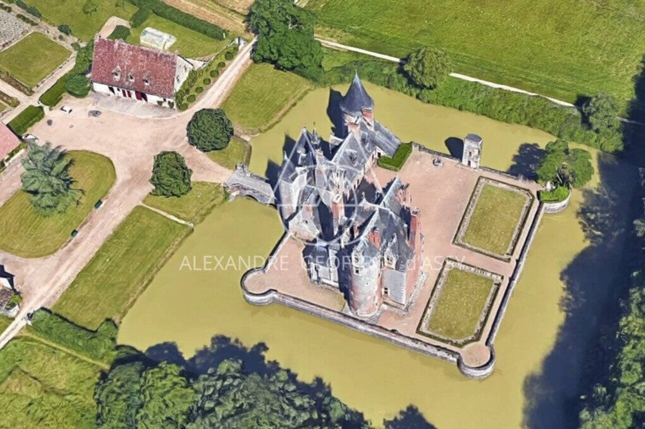 Photos 2 - Prestigious - Vente d'un magnifique château du 15eme (ISMH) en Sologne sur 40ha