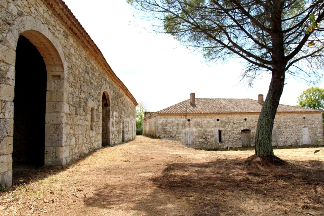 Photos 2 - Prestige - Propriété composée de deux jolies bâtisses en pierre (environ 800 m2 au total) à restaurer entièrement, à 7 km de Lectoure