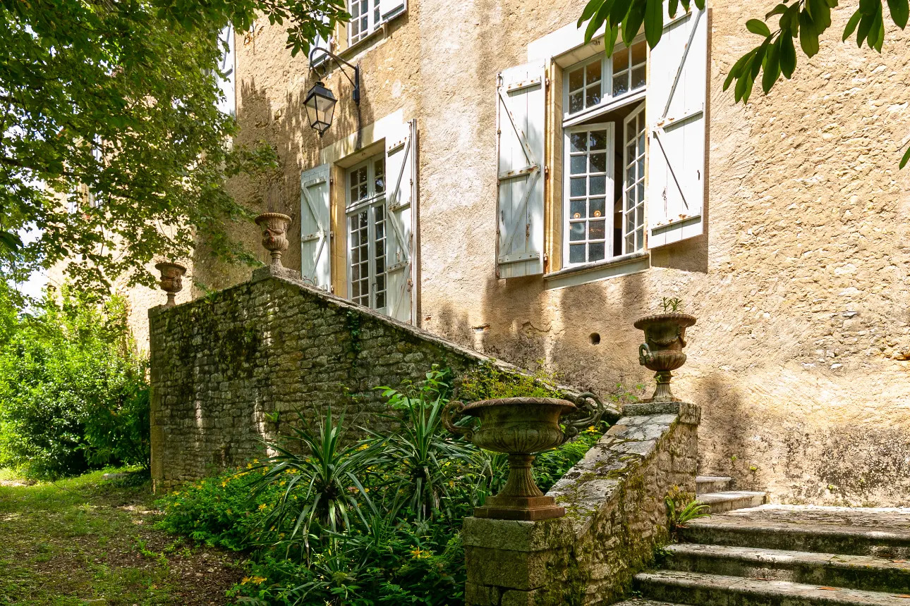 Photos 5 - Prestige - Authentique chartreuse du XVIII ème siècle avec ses 3 gîtes, sa piscine sur 10 ha environ