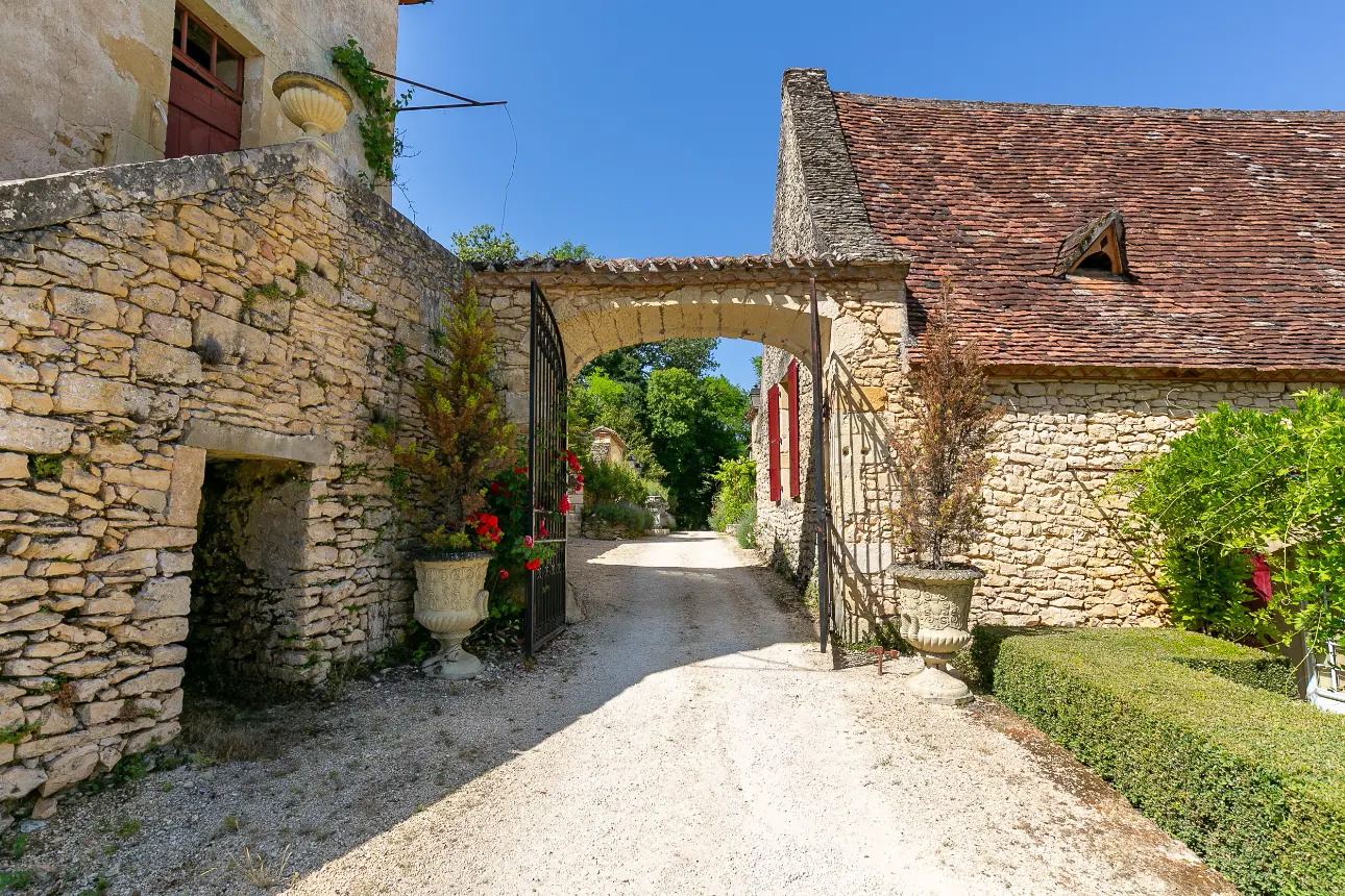 Photos 8 - Prestige - Authentique chartreuse du XVIII ème siècle avec ses 3 gîtes, sa piscine sur 10 ha environ