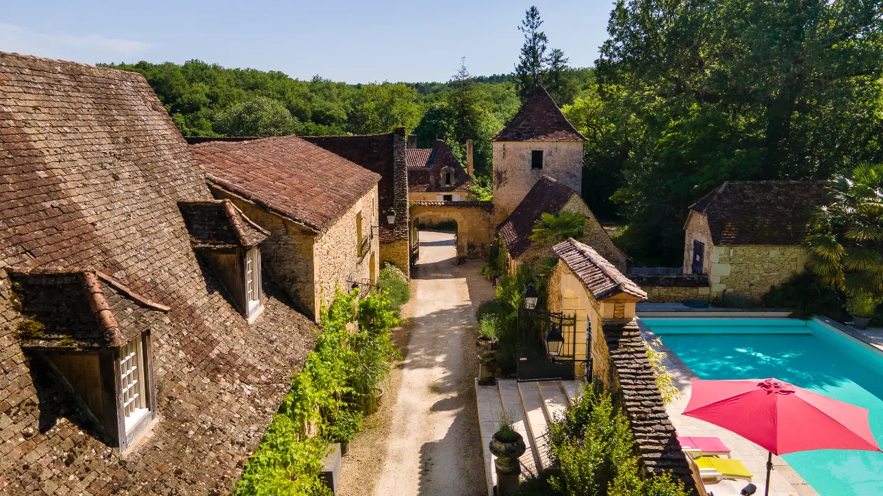 Photos 9 - Prestige - Authentique chartreuse du XVIII ème siècle avec ses 3 gîtes, sa piscine sur 10 ha environ