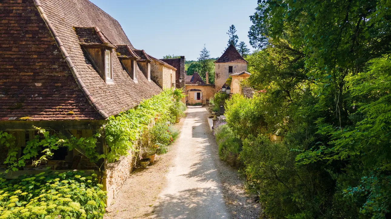 Photos 10 - Prestige - Authentique chartreuse du XVIII ème siècle avec ses 3 gîtes, sa piscine sur 10 ha environ