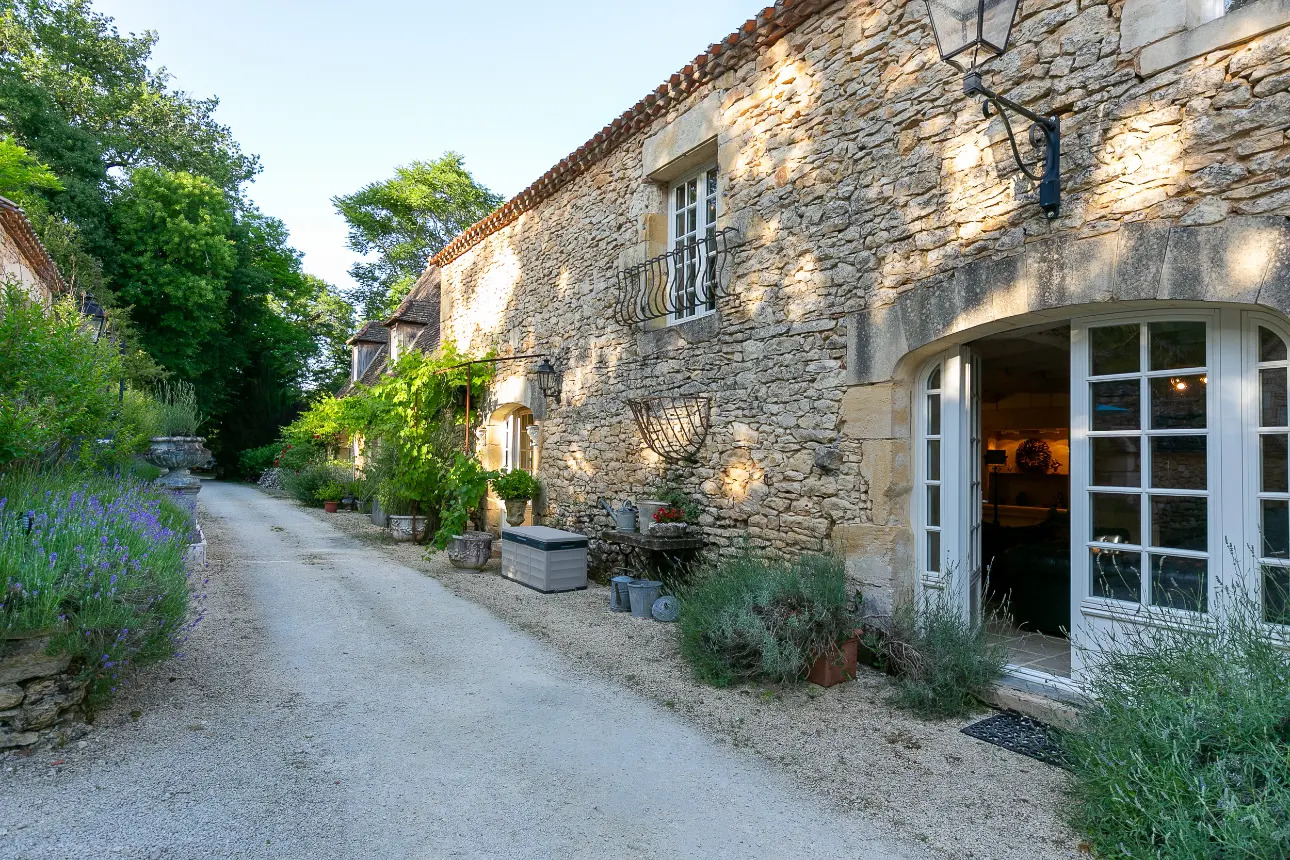 Photos 12 - Prestige - Authentique chartreuse du XVIII ème siècle avec ses 3 gîtes, sa piscine sur 10 ha environ