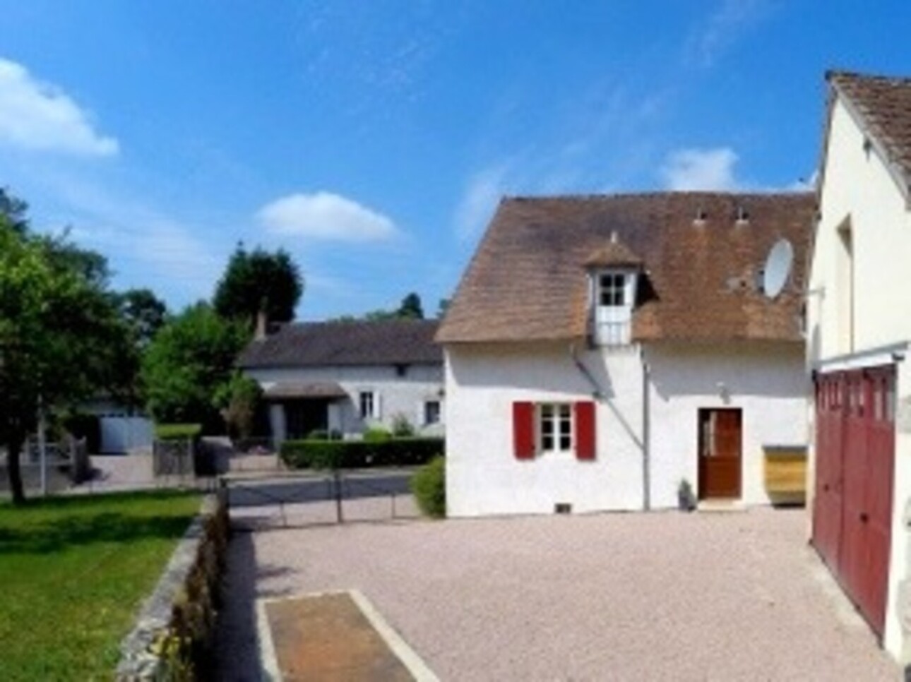 Photos 4 - Touristique - Située dans l’un des plus beaux villages de l’Allier, une propriété exceptionnelle