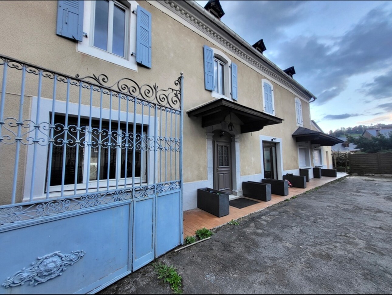 Photos 1 - Tourist - Propriete à vendre 11 pièces  (65) LOURDES. Appartements - dépendances box de stockage - cour - jardin - emplacements de parking