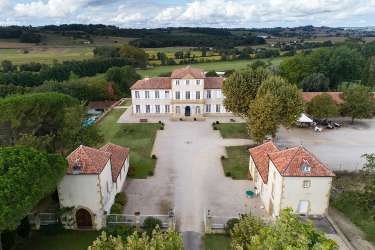 Photos 2 - Prestige - ÉLEGANT CHATEAU XVIII sur 70 ha, VUE PANORAMIQUE PYRÉNÉES, au bout d 'une allée,  Toulouse-Blagnac 1h30