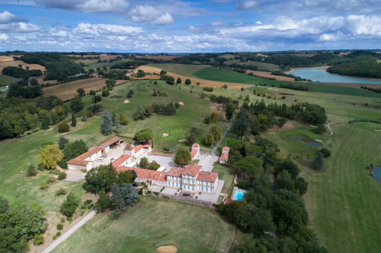 Photos 3 - Prestige - ÉLEGANT CHATEAU XVIII sur 70 ha, VUE PANORAMIQUE PYRÉNÉES, au bout d 'une allée,  Toulouse-Blagnac 1h30