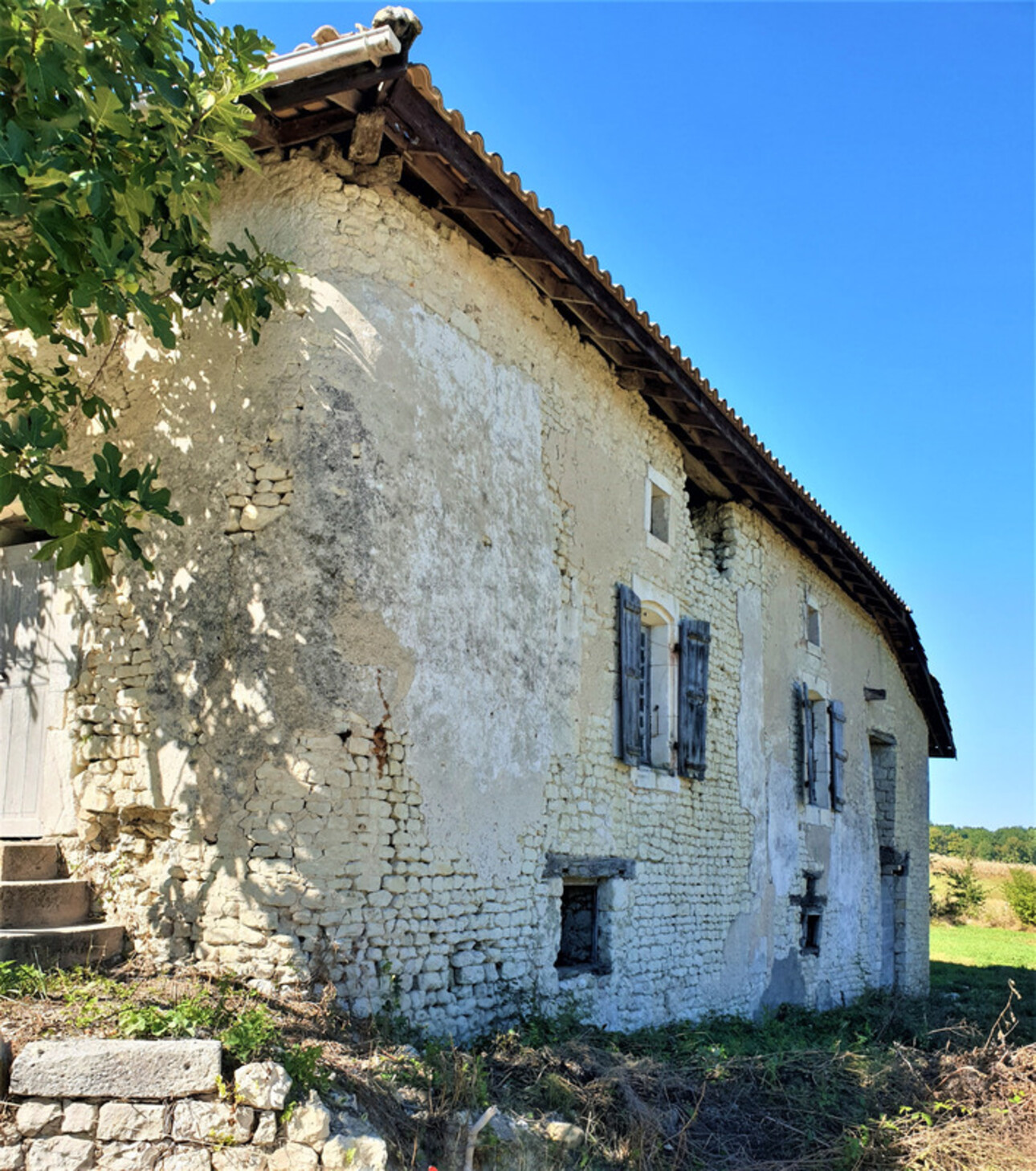 Photos 1 - Touristique - Dpt Charente (16), proche de BARBEZIEUX grande grange et terrain à vendre