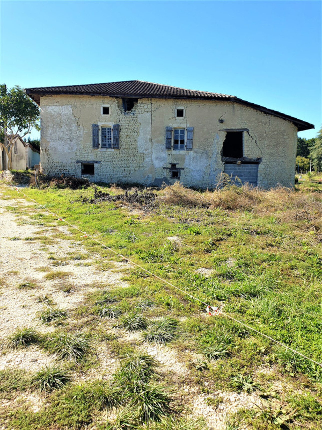 Photos 19 - Touristique - Dpt Charente (16), proche de BARBEZIEUX grande grange et terrain à vendre