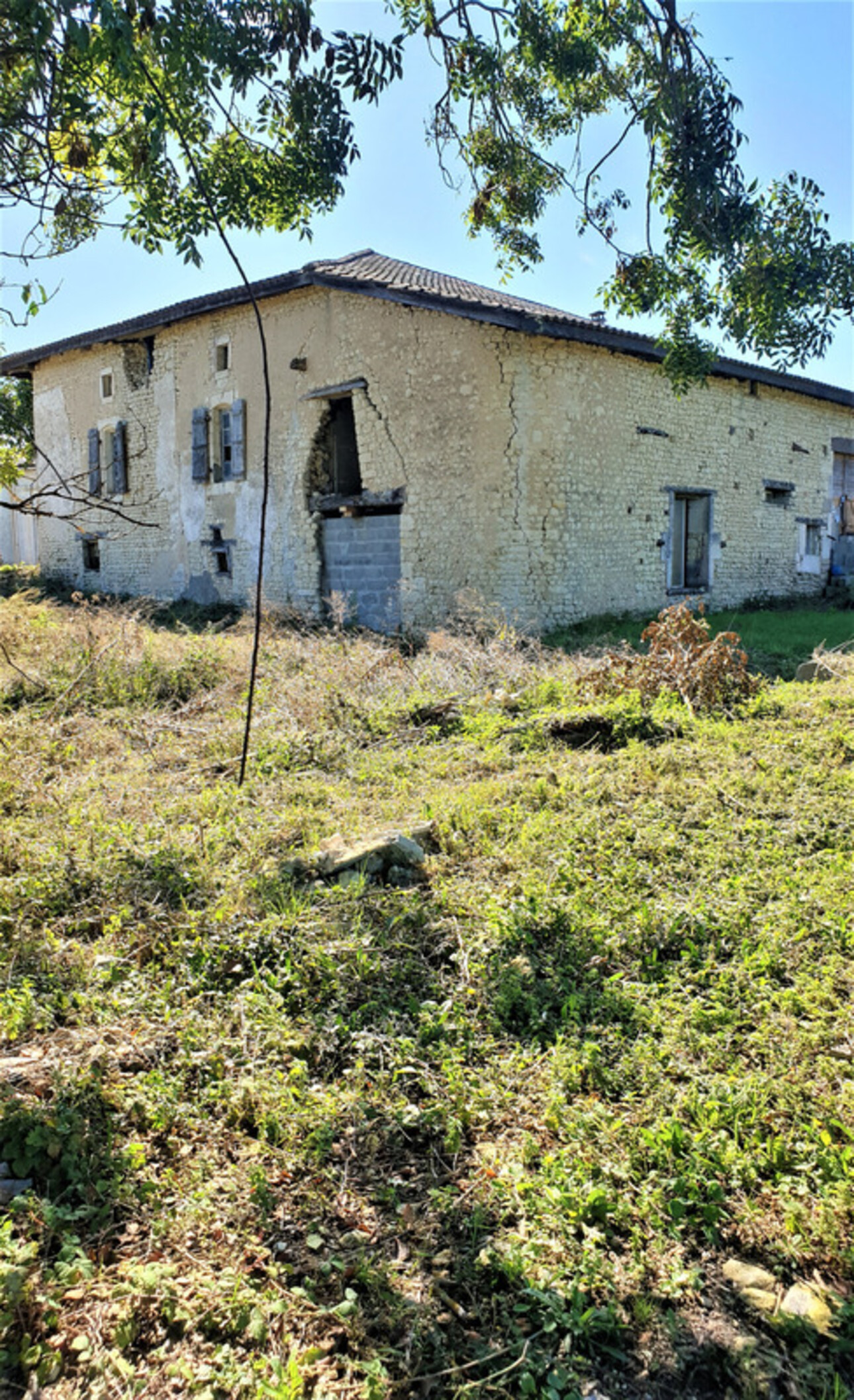 Photos 20 - Touristique - Dpt Charente (16), proche de BARBEZIEUX grande grange et terrain à vendre