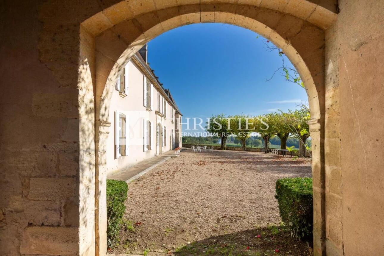 Photos 4 - Prestigious - Near Saint-Emilion - Exceptional historic Château surrounded by 112 ha including park with swimming