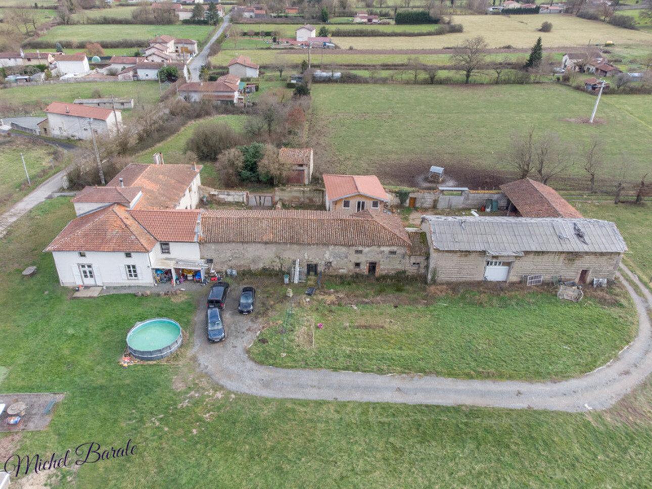 Photos 2 - Touristique - Grande Ferme de 250m2 habitables avec 700m2 de dépendances sur un terrain de 7500m2 proche de Feurs