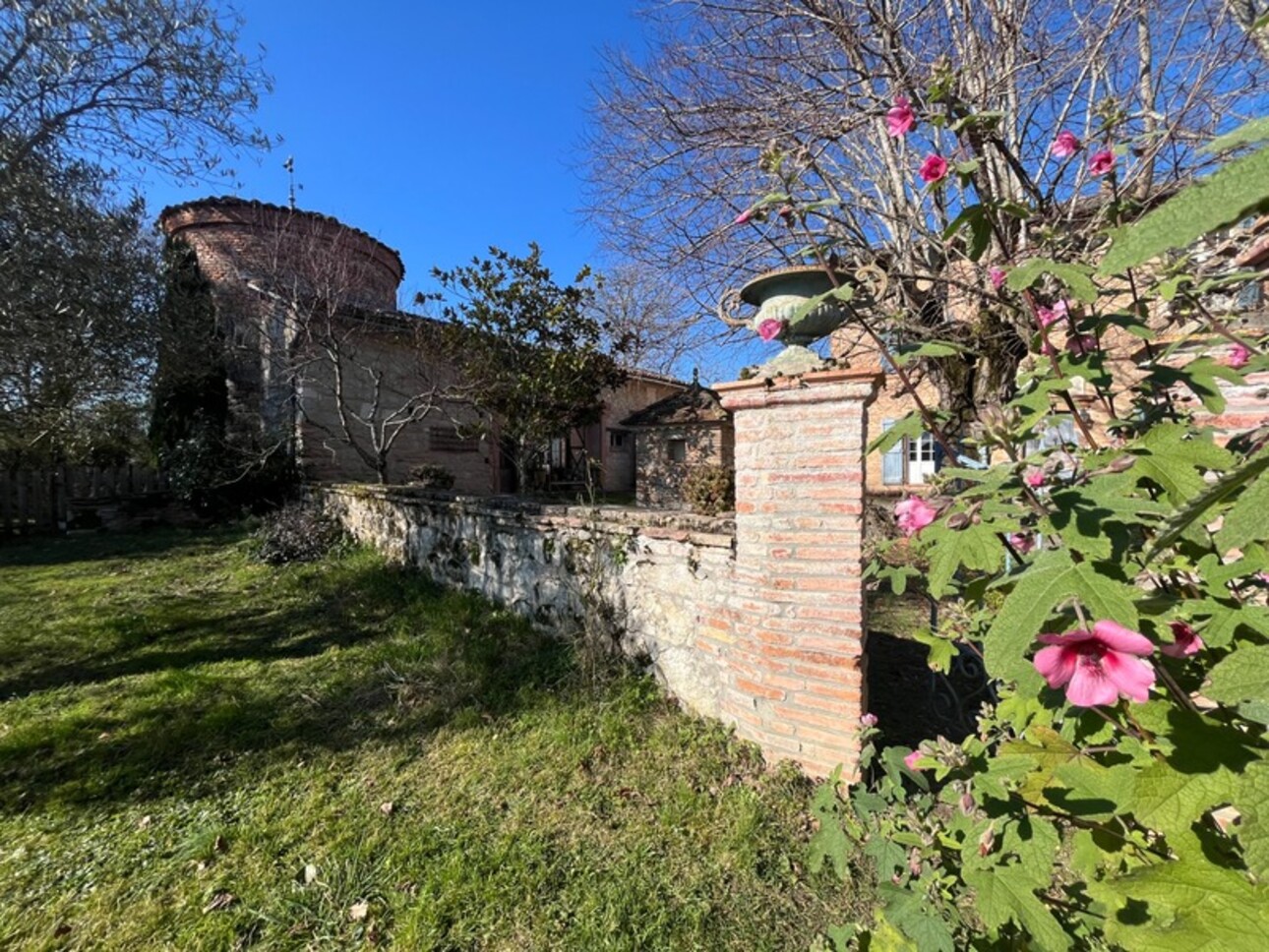 Photos 7 - Prestige - TOULOUSE 1h, ANCIENNE DEMEURE SEIGNEURIALE dominante et gîte,dépendance, caves sur 7.000m2 et chemin de ronde