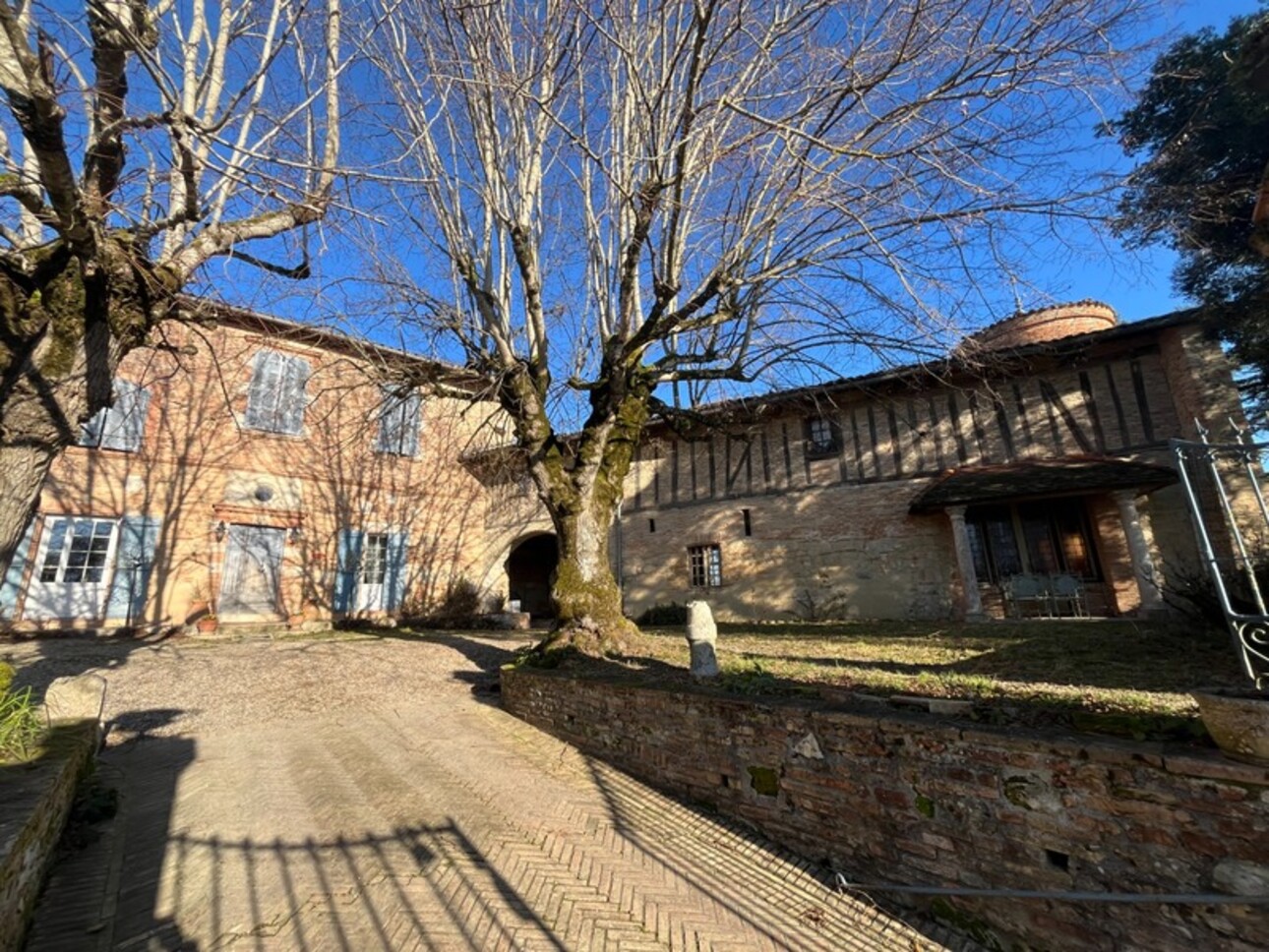 Photos 15 - Prestige - TOULOUSE 1h, ANCIENNE DEMEURE SEIGNEURIALE dominante et gîte,dépendance, caves sur 7.000m2 et chemin de ronde