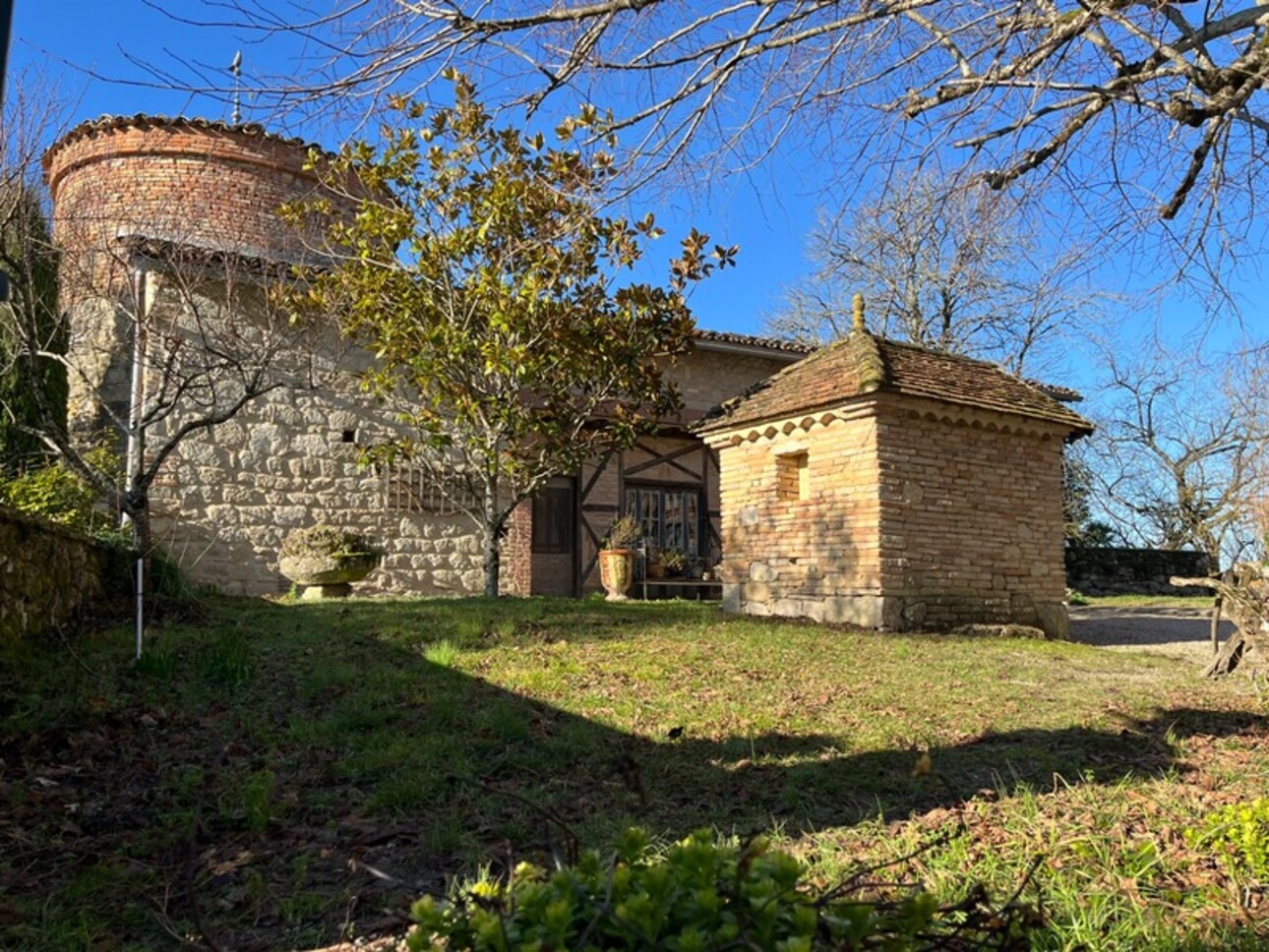 Photos 21 - Prestige - TOULOUSE 1h, ANCIENNE DEMEURE SEIGNEURIALE dominante et gîte,dépendance, caves sur 7.000m2 et chemin de ronde