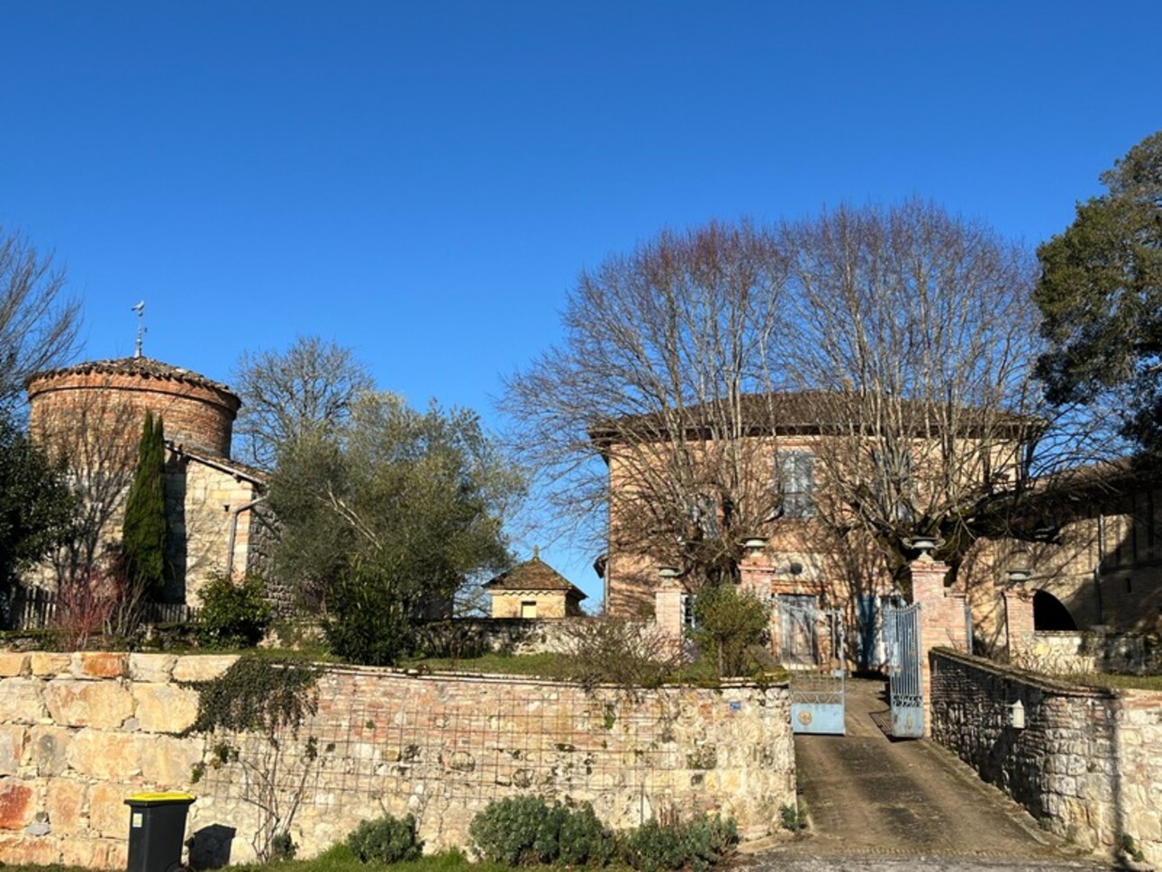 Photos 26 - Prestige - TOULOUSE 1h, ANCIENNE DEMEURE SEIGNEURIALE dominante et gîte,dépendance, caves sur 7.000m2 et chemin de ronde