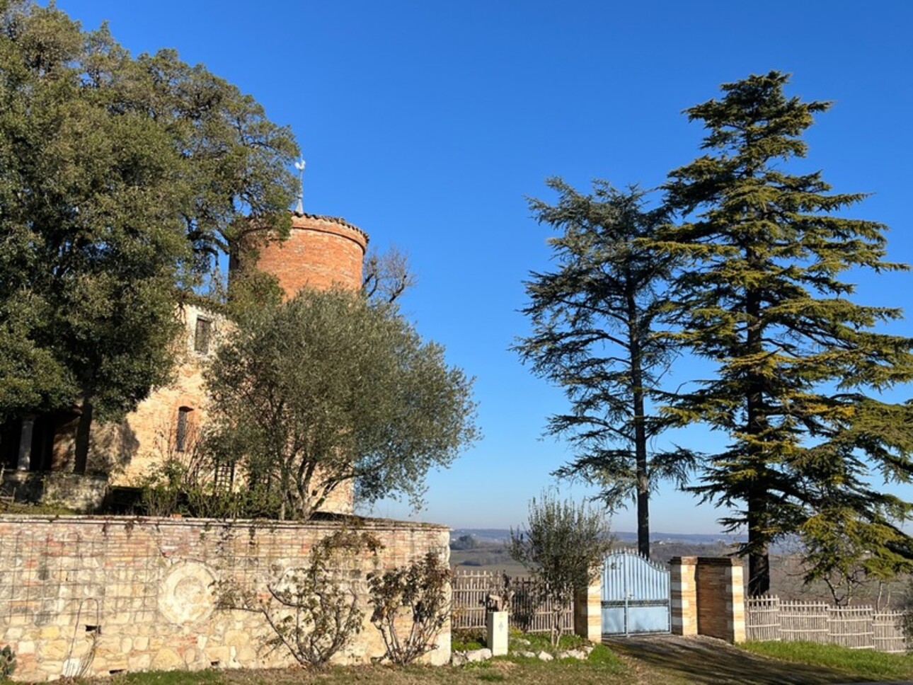 Photos 27 - Prestige - TOULOUSE 1h, ANCIENNE DEMEURE SEIGNEURIALE dominante et gîte,dépendance, caves sur 7.000m2 et chemin de ronde