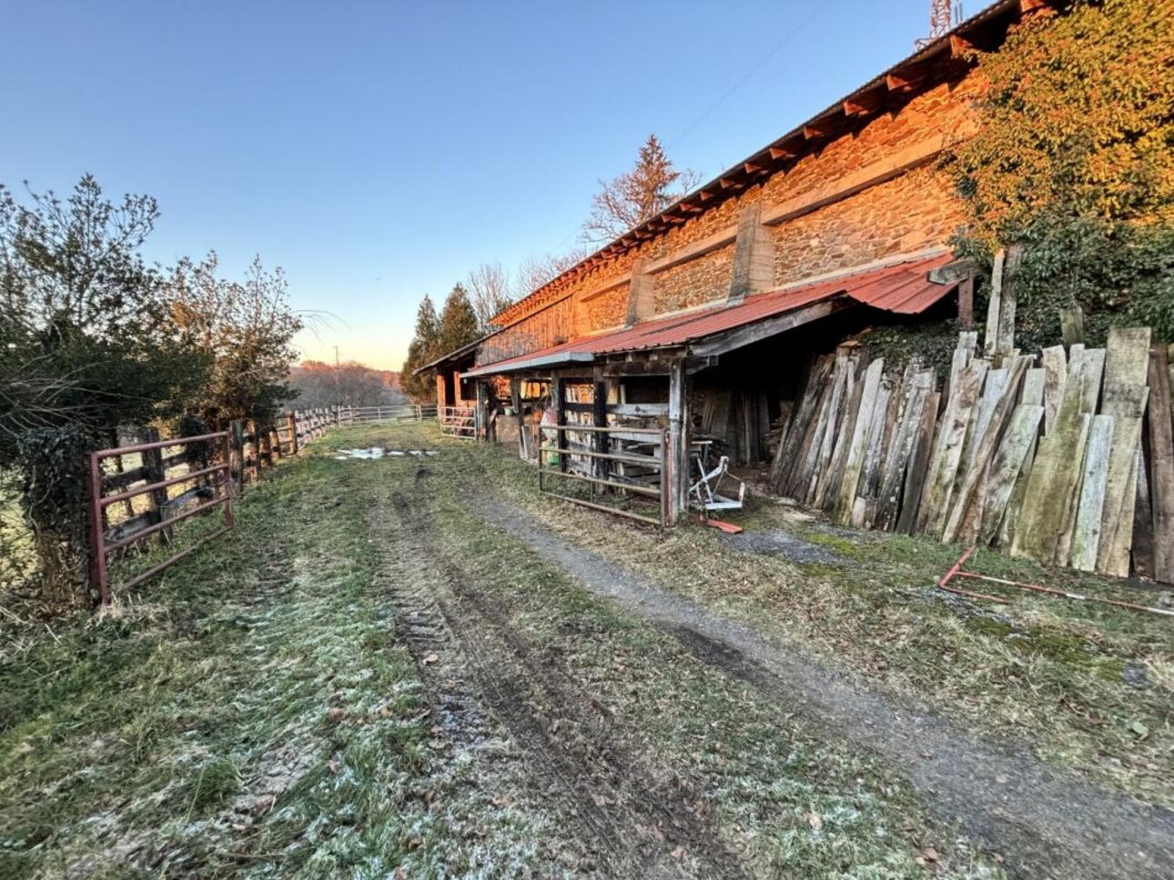 Photos 2 - Tourist - Barn