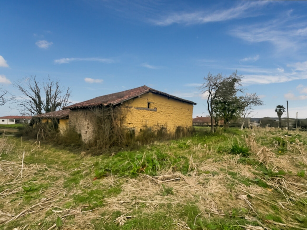 Photos 2 - Touristique - Dpt Gers (32), à vendre MIELAN grange à rénover sur un joli terrain de 1980 m² - Vue Pyrénées