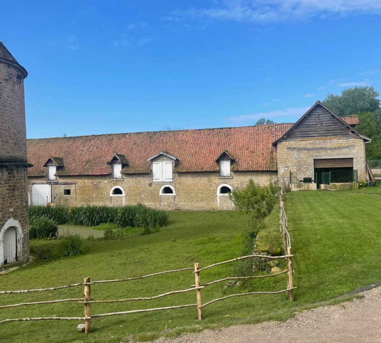 Photos 36 - Équestre - À VENDRE - HESDIN L'ABBÉ - CORPS DE FERME RÉNOVÉ - CAPACITÉ DE L'ENSEMBLE 468 M2 - HABITATION PRINCIPALE 8 PIÈCES - GARAGE - PISCINE 32 M2 - TERRAIN CLOS - DÉPENDANCES TOTALES 519 M2